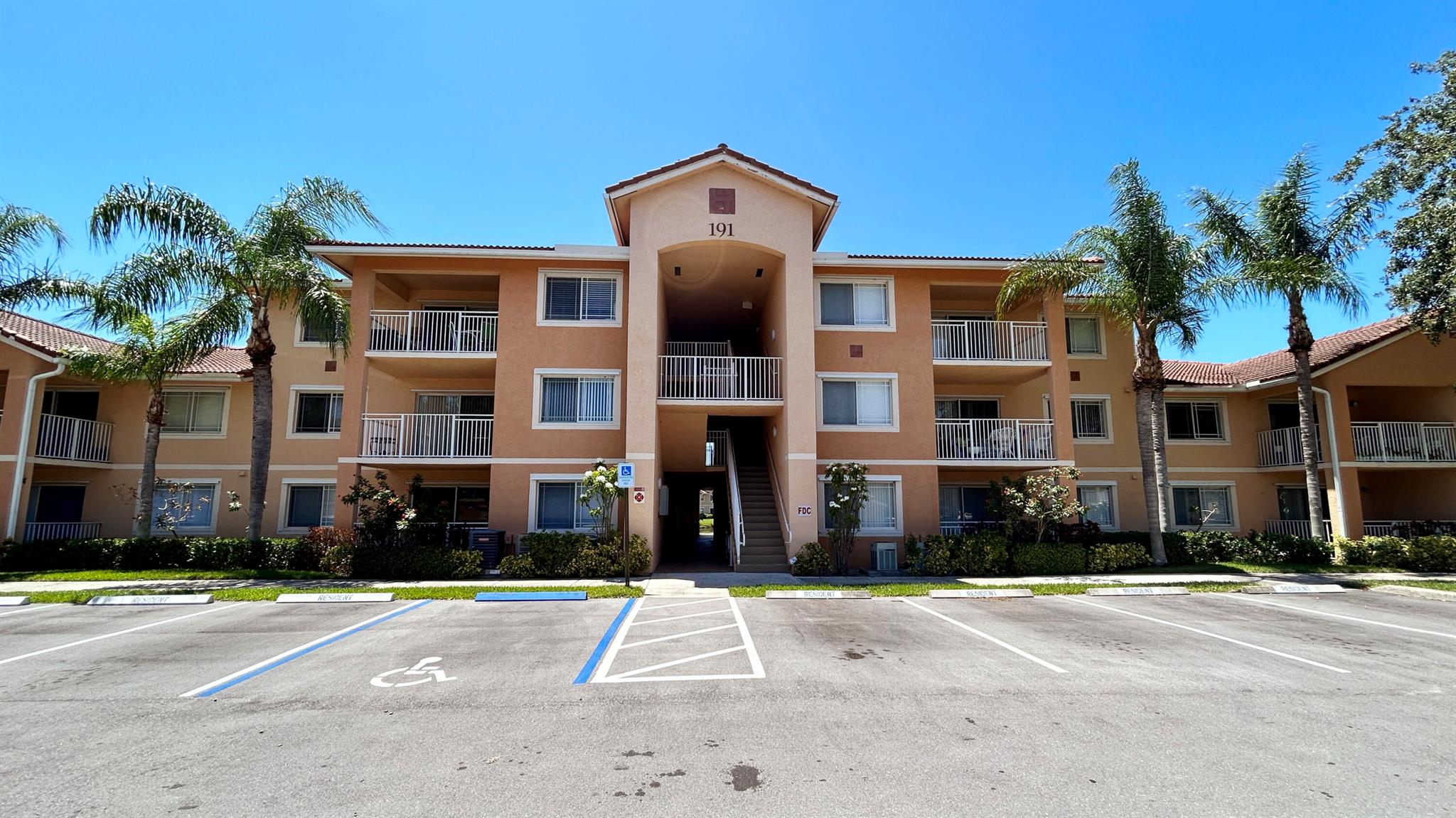 Excellently located 2/2 in the heart of St Lucie West. Spacious floor plan, laundry room with washer and dryer inside. The community offers a clubhouse with a heated swimming pool, fitness center. A short walk away to restaurants, shopping, entertainment, and 10 min drive to Met's Stadium; golf courses, Tradition, and Indian River State College. Less than 30 min to beaches, parks, and recreational waterways for boating & fishing, 50 min to PBI Airport.
