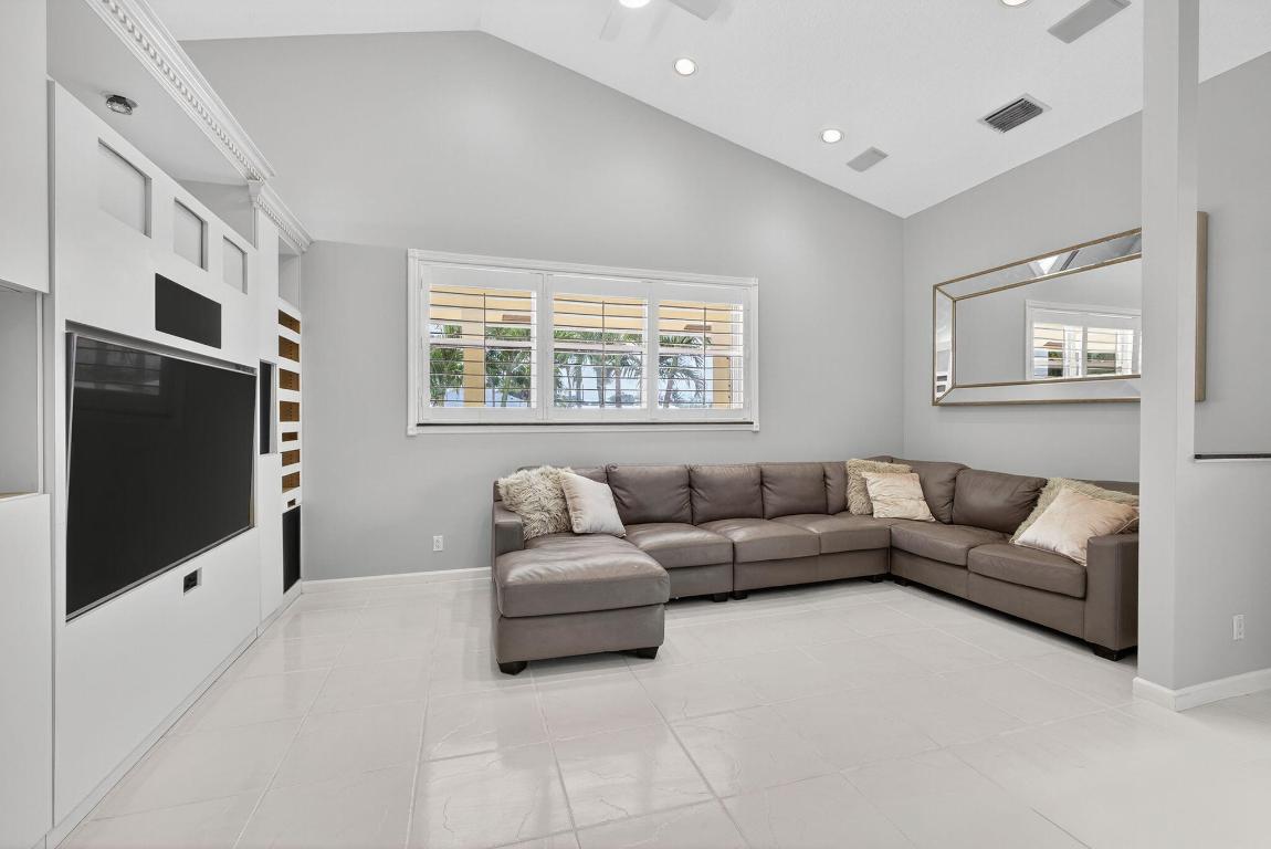 LAWN LAKE - Residential