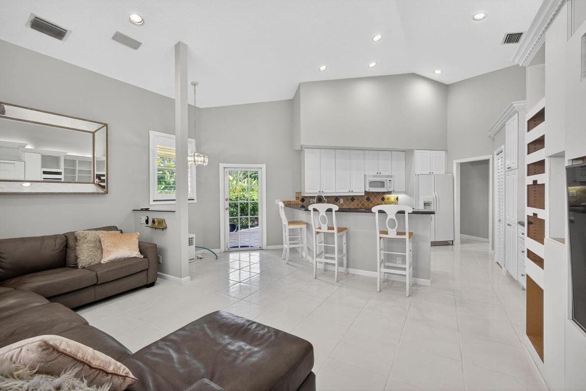 LAWN LAKE - Residential