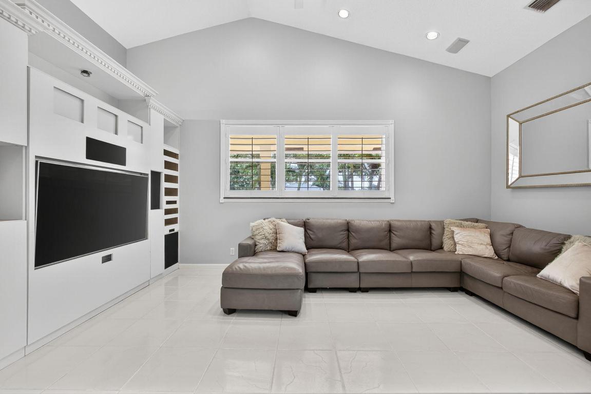 LAWN LAKE - Residential