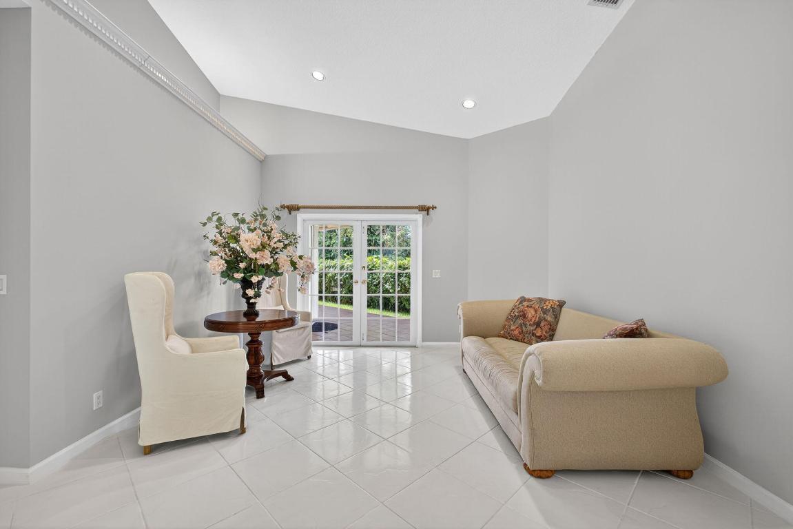 LAWN LAKE - Residential