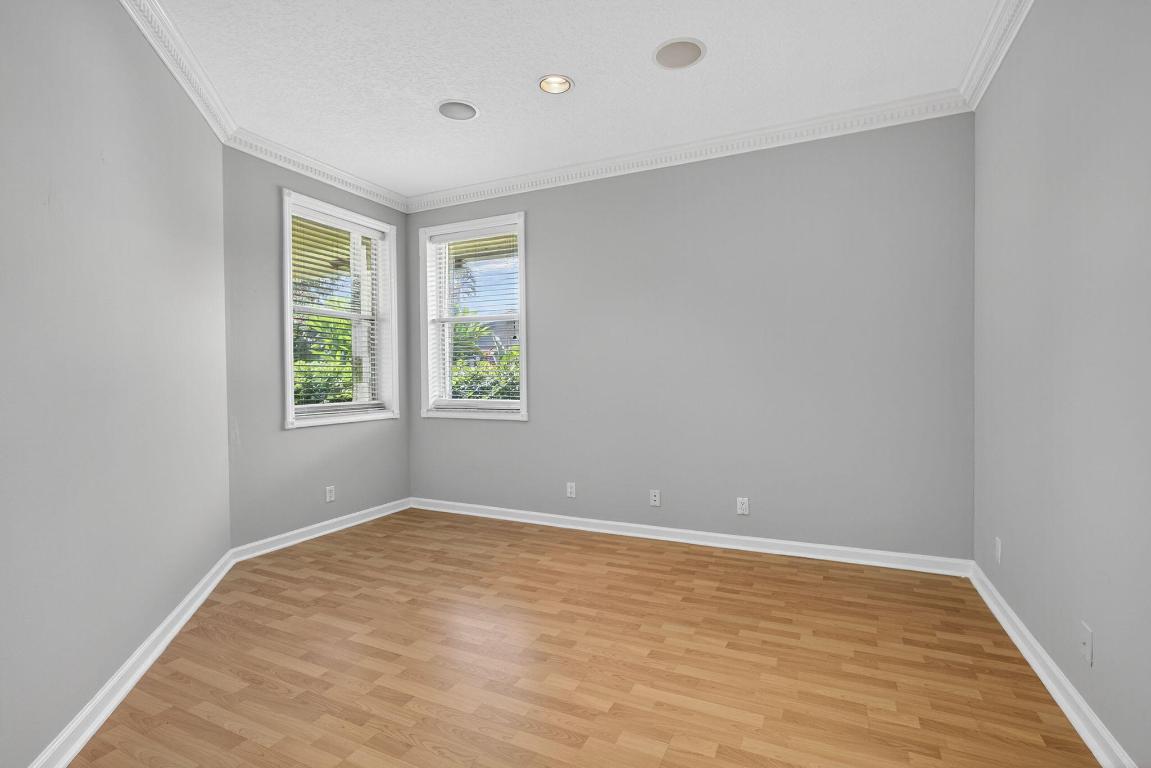 LAWN LAKE - Residential