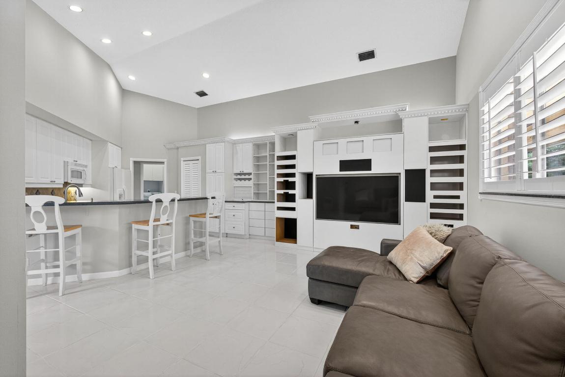 LAWN LAKE - Residential