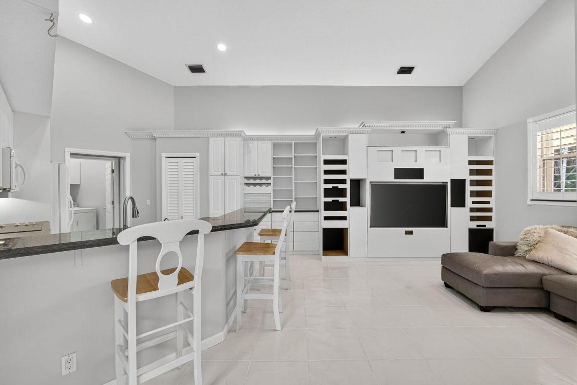 LAWN LAKE - Residential