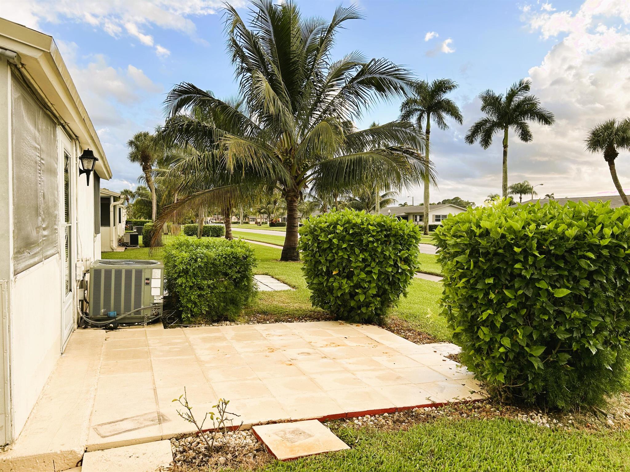 CRESTHAVEN VILLAS 14 CONDO - Residential