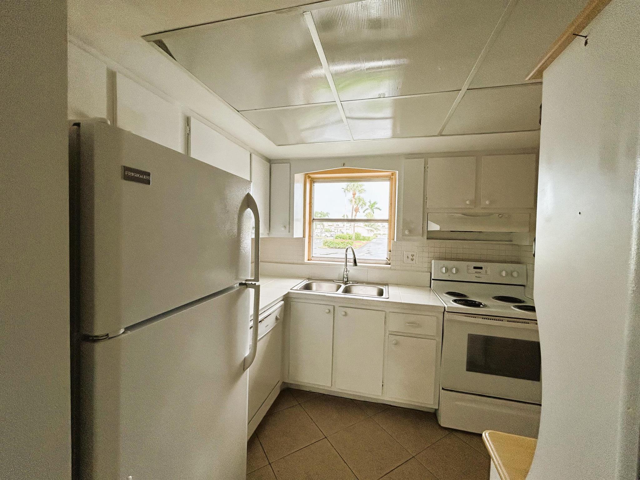 CRESTHAVEN VILLAS 14 CONDO - Residential