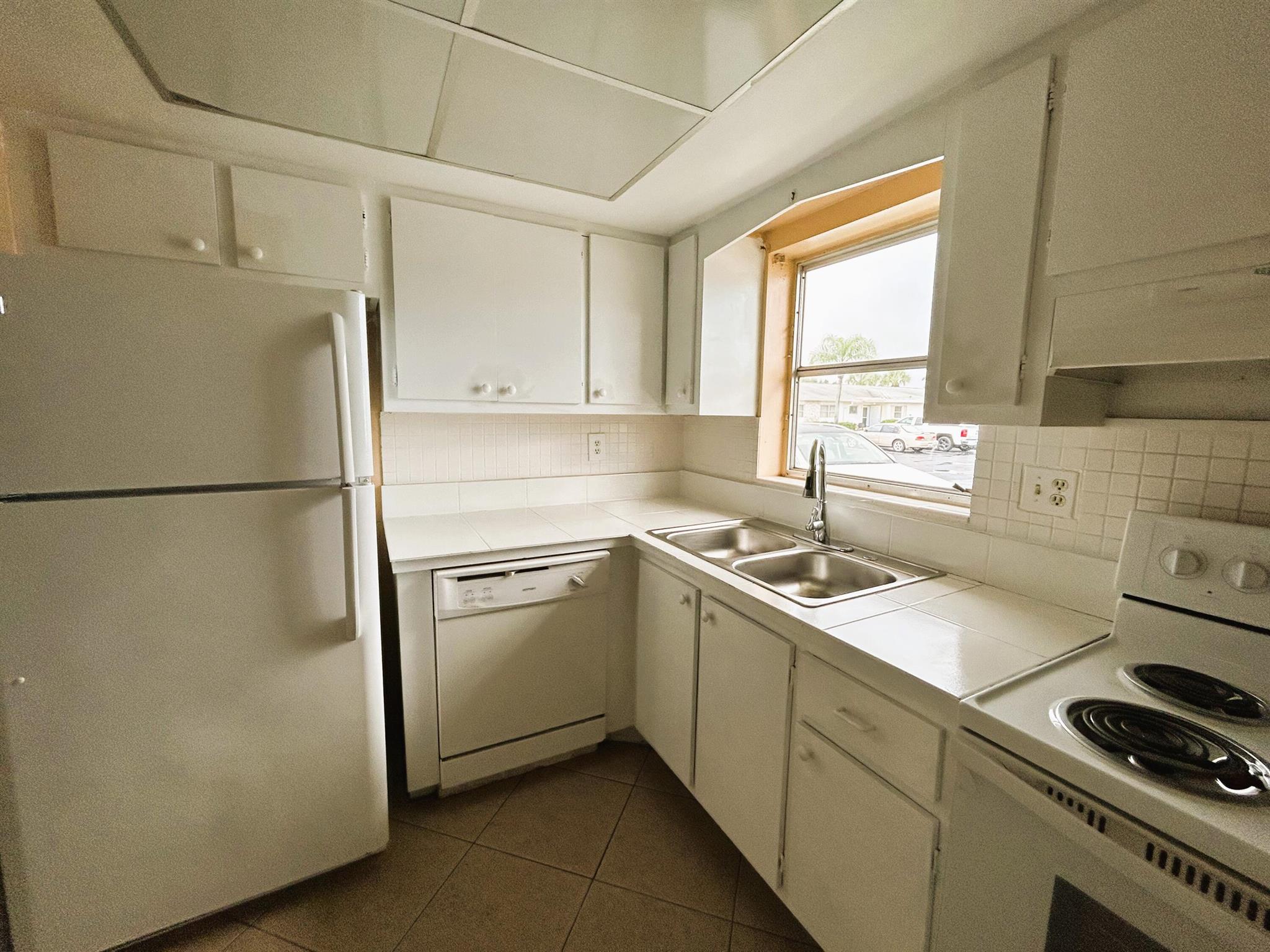 CRESTHAVEN VILLAS 14 CONDO - Residential