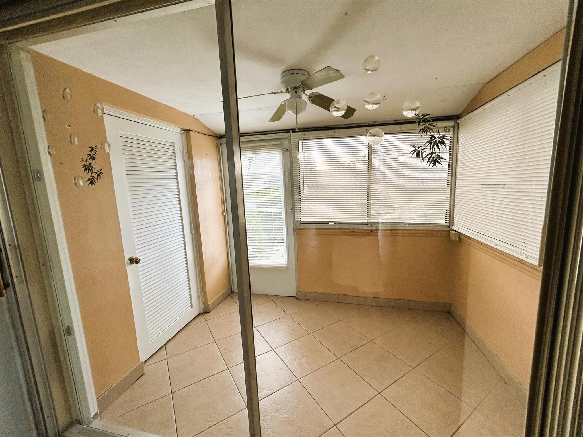 CRESTHAVEN VILLAS 14 CONDO - Residential