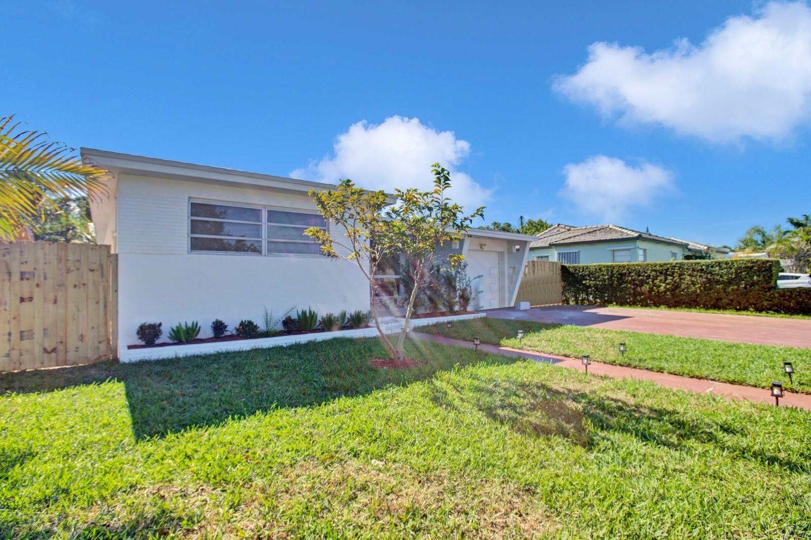 HOLLYWOOD LITTLE RANCHES - Residential Lease