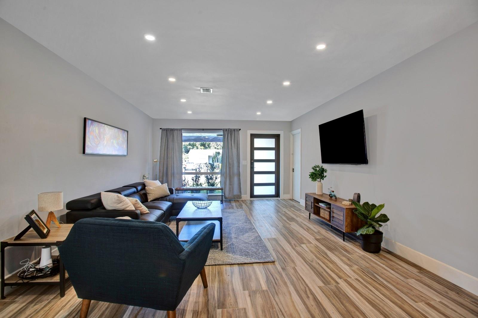 HOLLYWOOD LITTLE RANCHES - Residential Lease