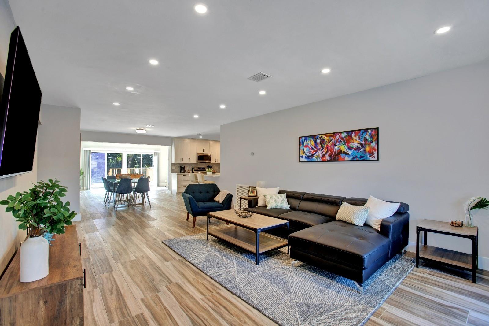 HOLLYWOOD LITTLE RANCHES - Residential Lease