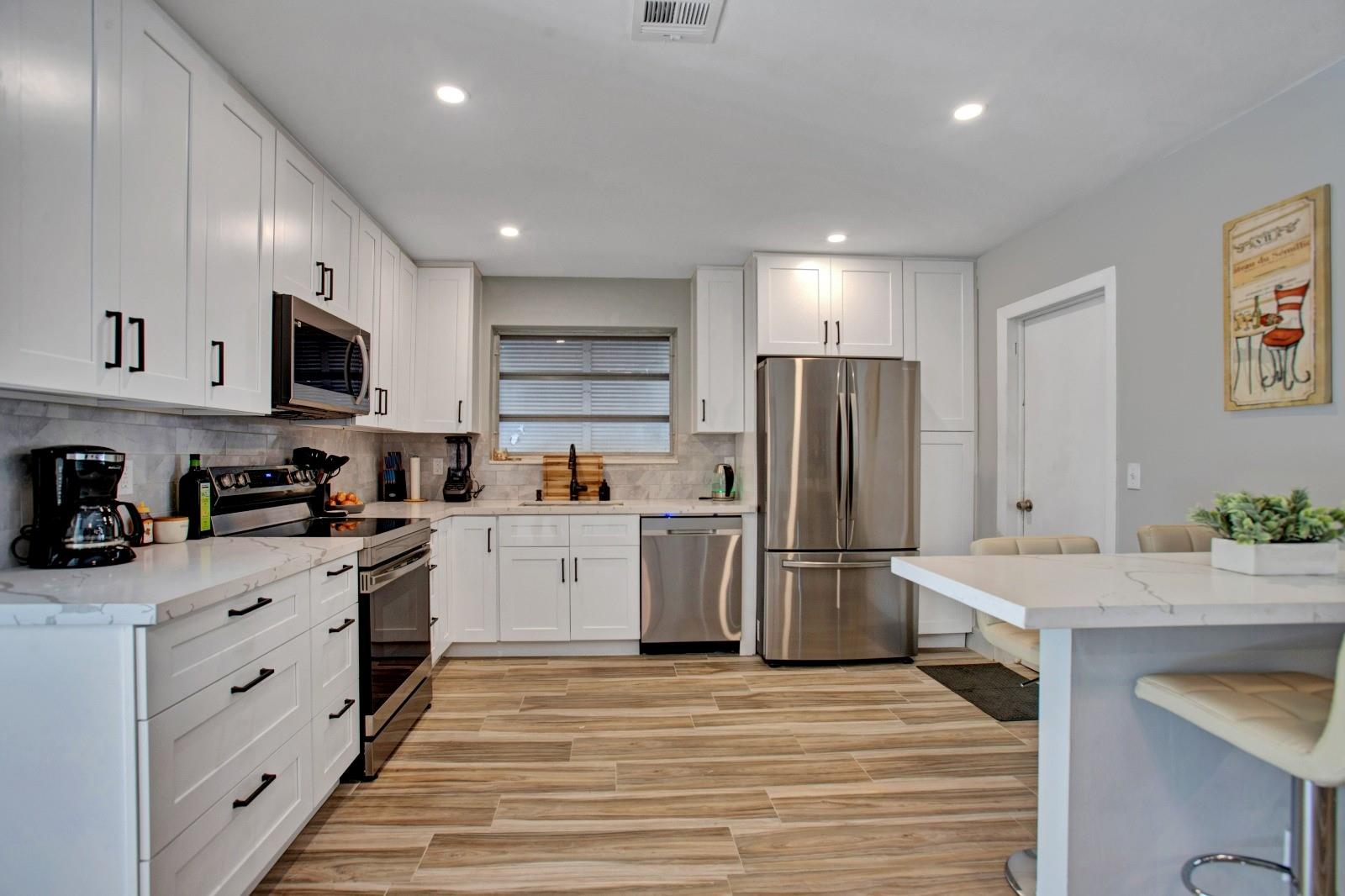 HOLLYWOOD LITTLE RANCHES - Residential Lease