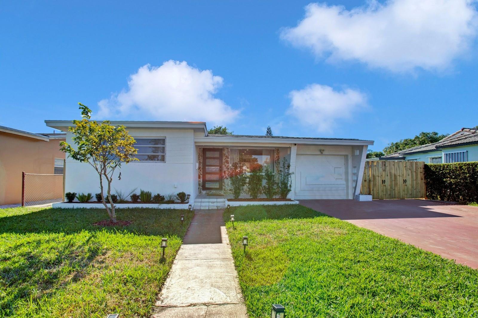 HOLLYWOOD LITTLE RANCHES - Residential Lease