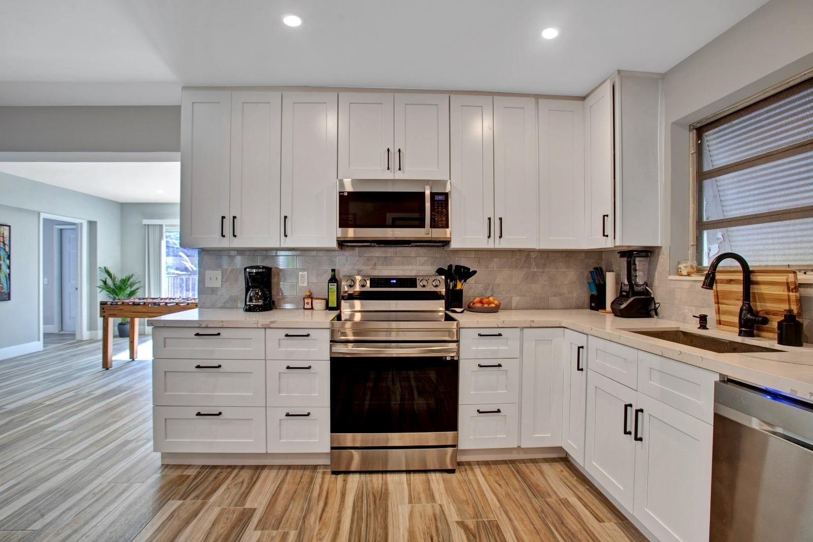 HOLLYWOOD LITTLE RANCHES - Residential Lease