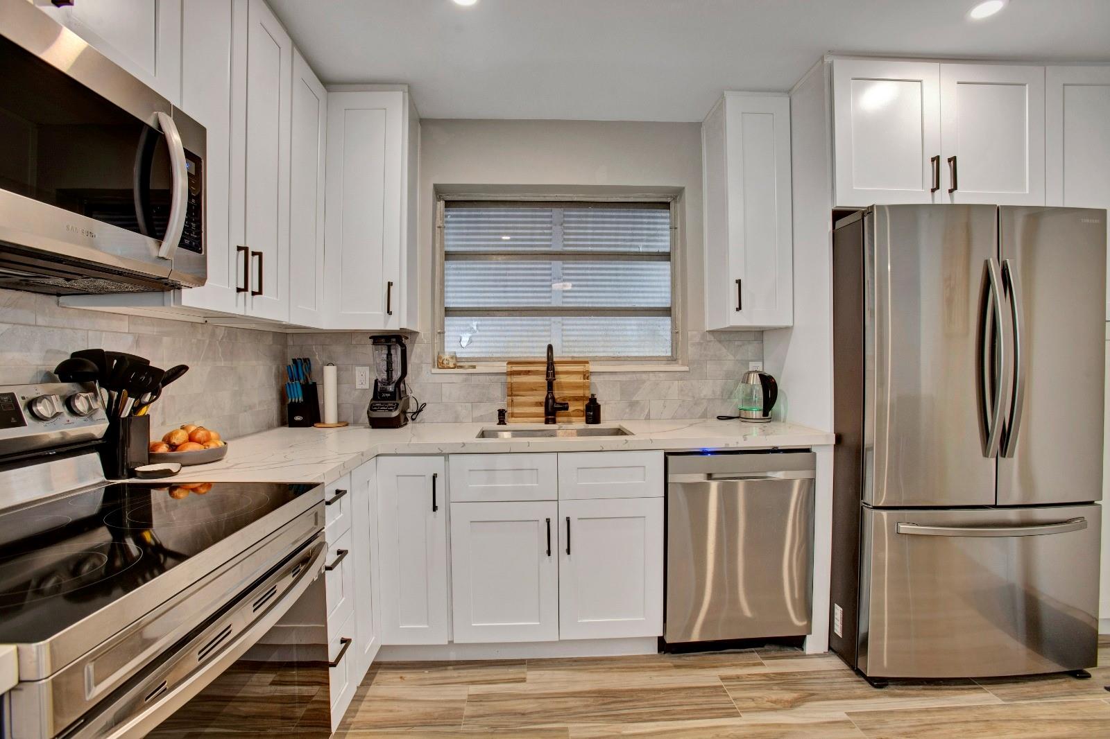 HOLLYWOOD LITTLE RANCHES - Residential Lease