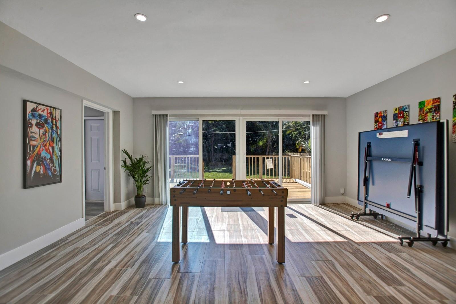 HOLLYWOOD LITTLE RANCHES - Residential Lease