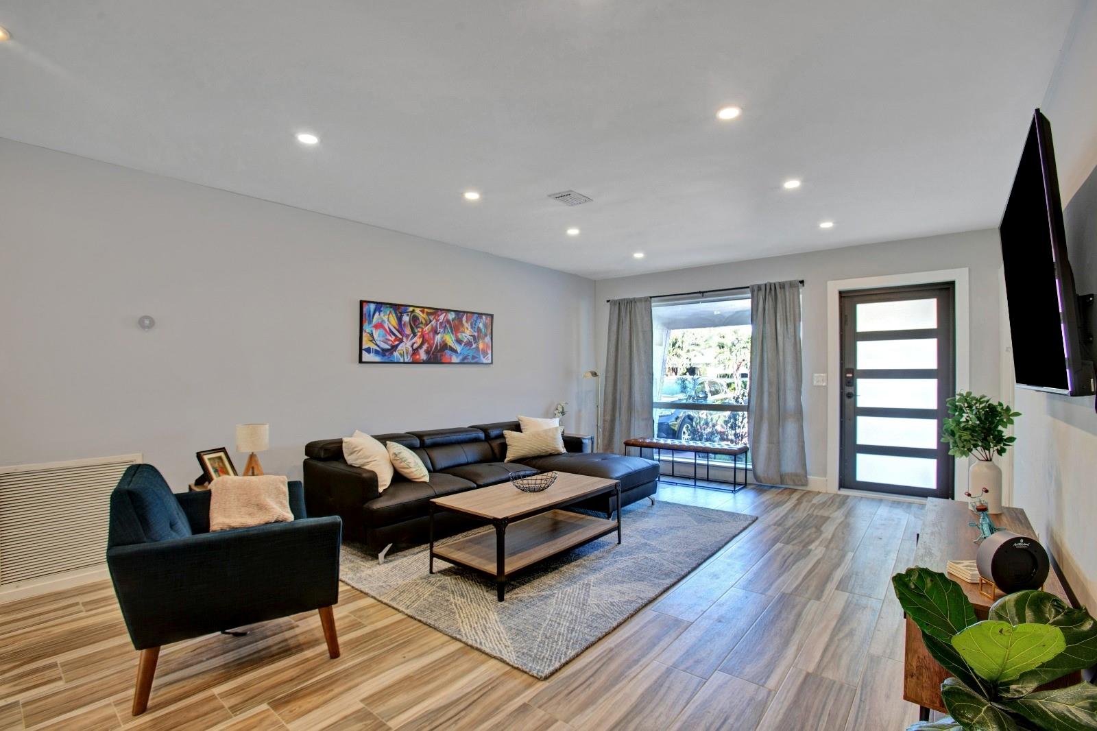 HOLLYWOOD LITTLE RANCHES - Residential Lease