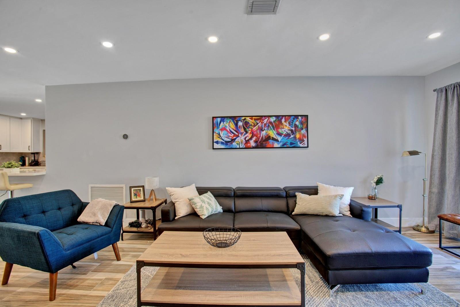 HOLLYWOOD LITTLE RANCHES - Residential Lease