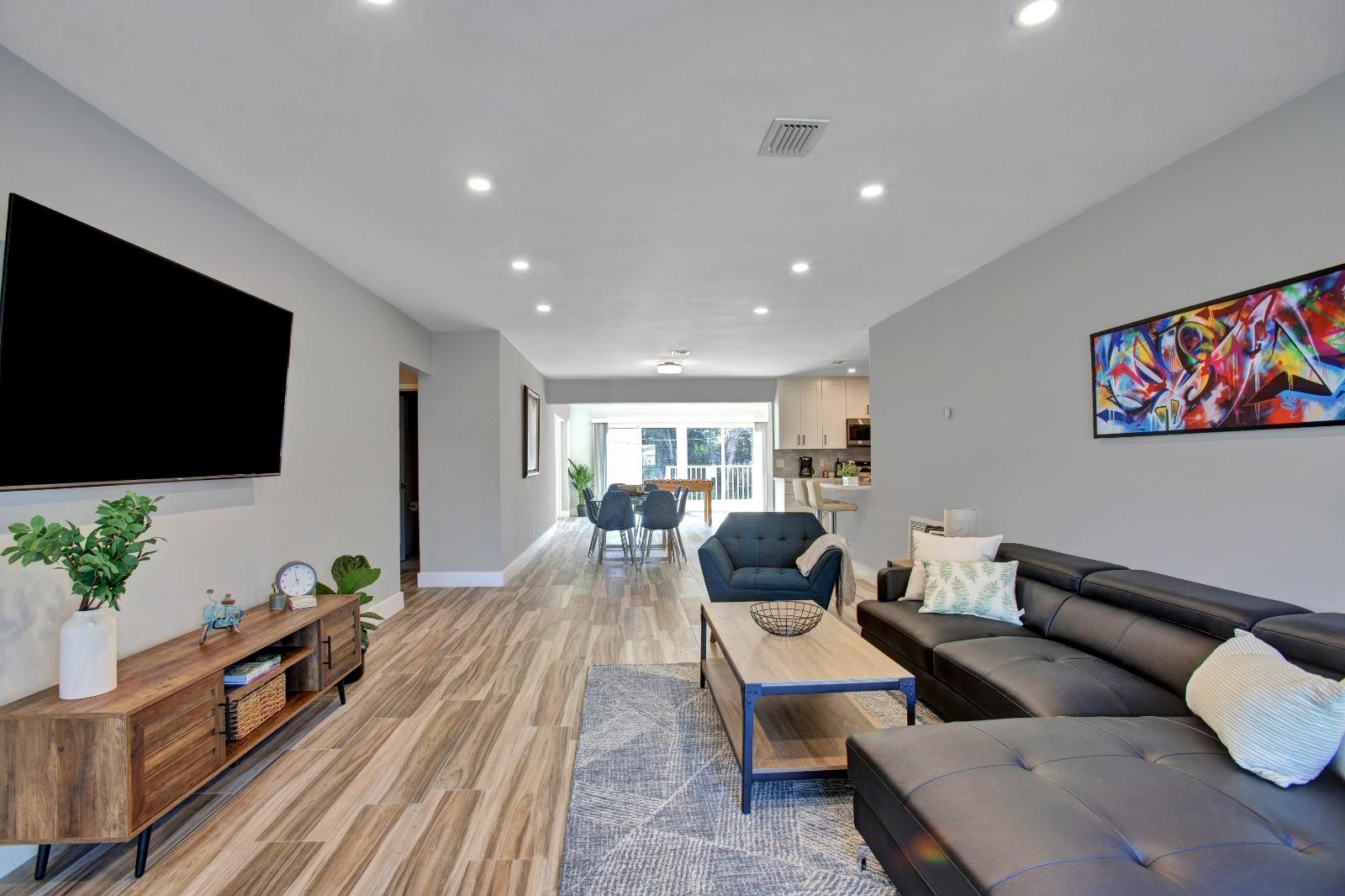 HOLLYWOOD LITTLE RANCHES - Residential Lease