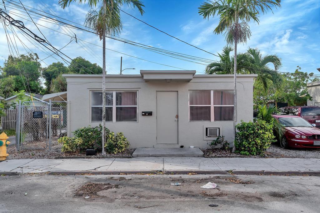 Available August 1st. 1 bedroom 1 bath apartment in Lake Worth Beach. Living room, complete kitchen, tile flooring and street parking. Blocks from downtown, a short ride to the beach and centrally located in Palm Beach County.