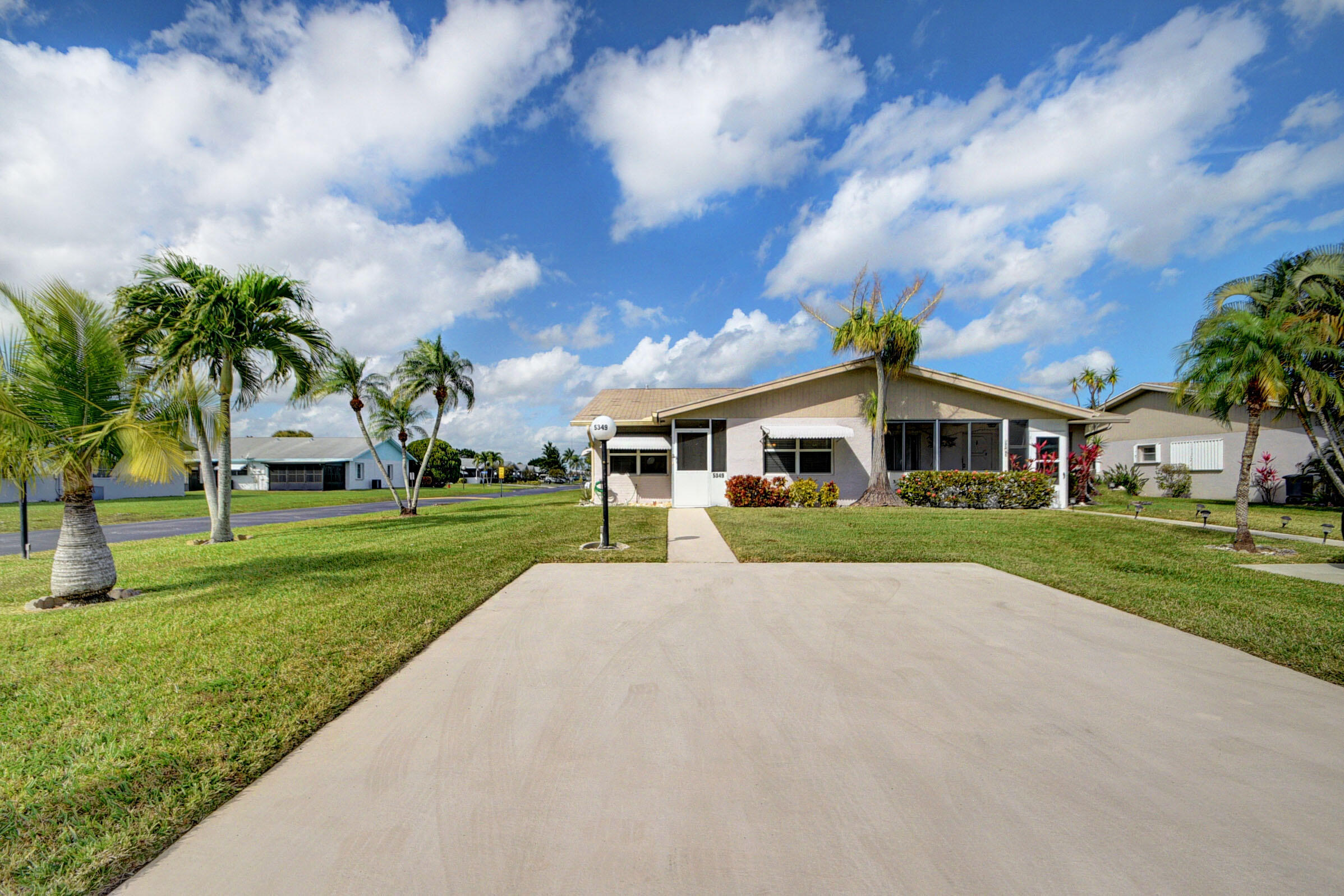 Cypress Lakes w/in easy reach of shopping fine dining, hospitals & places that really matter! Par 3 exec golf; no fees to play. Lots to keep you busy in this diamond of the rough community, many amenities. Bonus room under air. End unit 1/2 of duplex, w/3 exposures, corner of Christopher St. & Mariesa. Make this your own