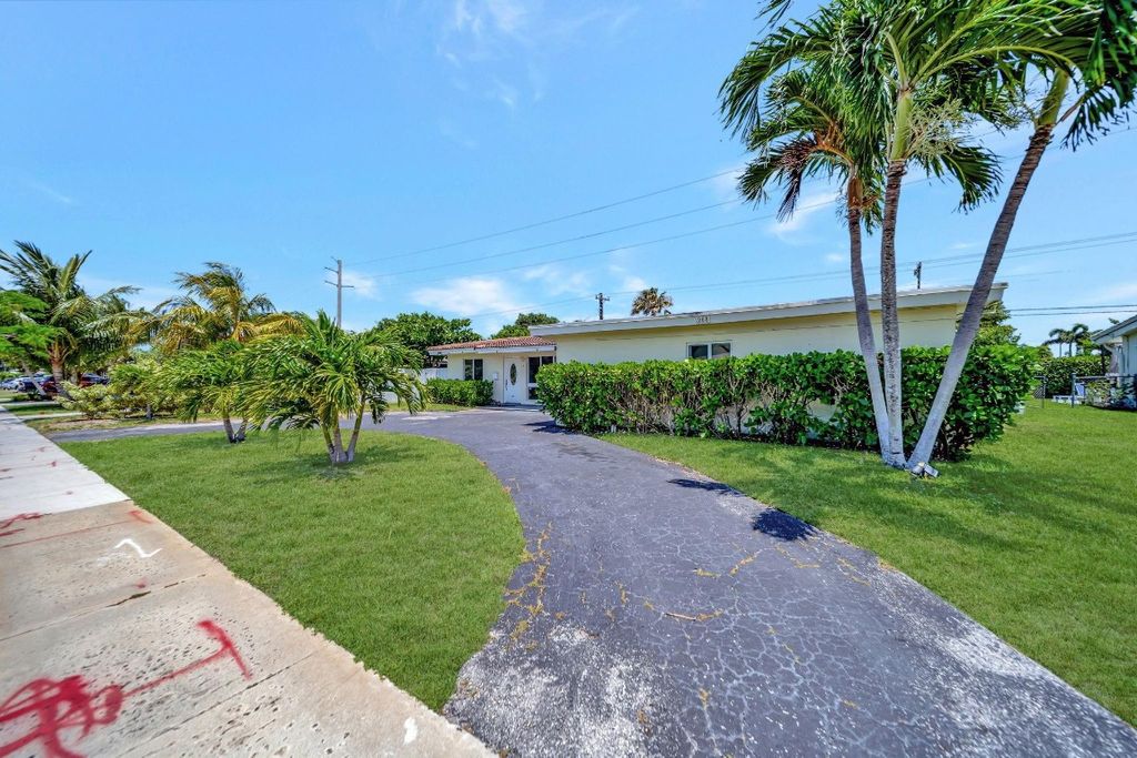 Photo of 968 SW 9th Avenue, Boca Raton, FL 33486 (MLS # F10503038)