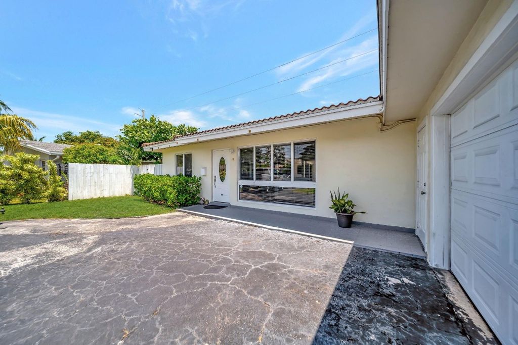 Photo of 968 SW 9th Avenue, Boca Raton, FL 33486 (MLS # F10503038)