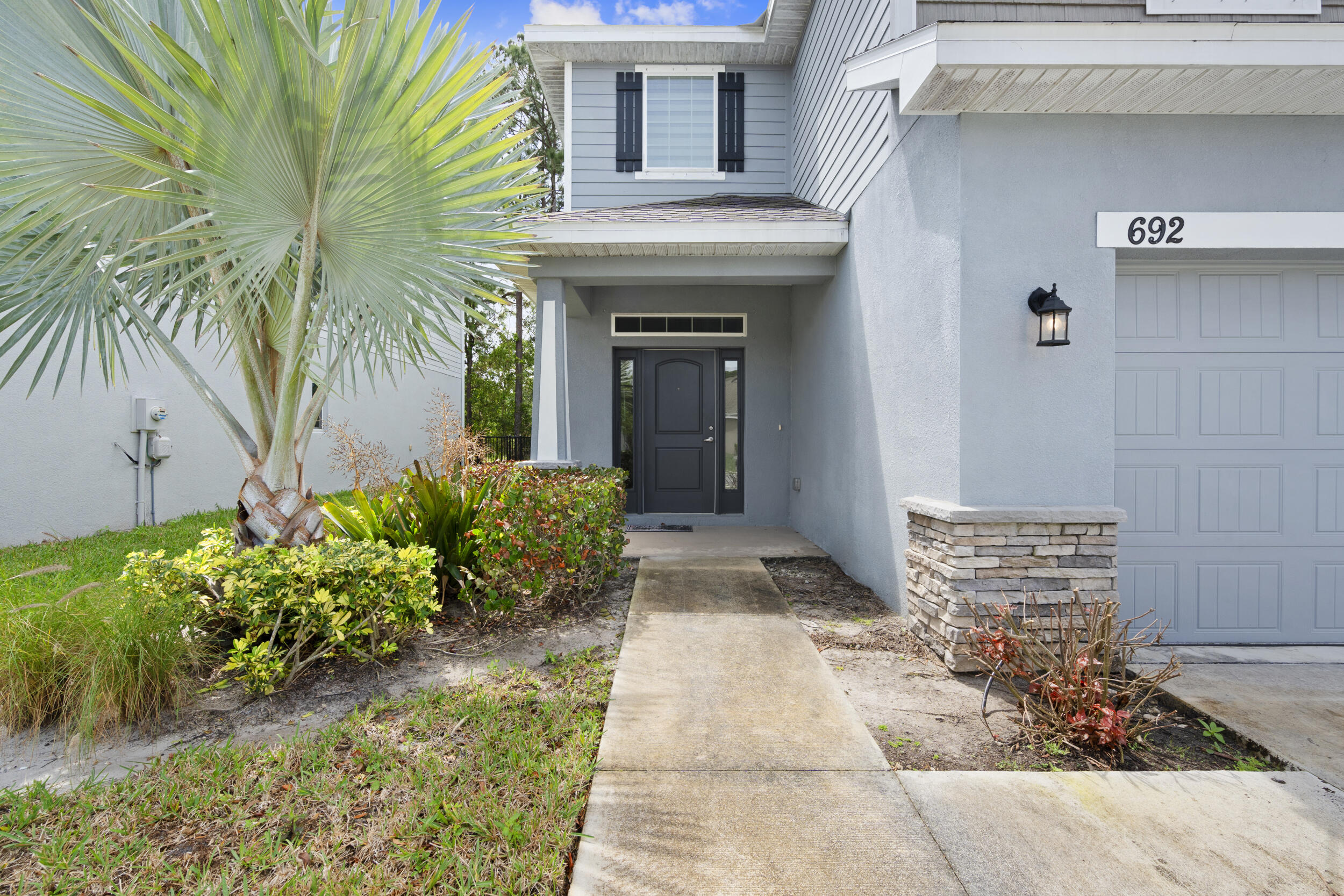692 NE Turtleback Trail