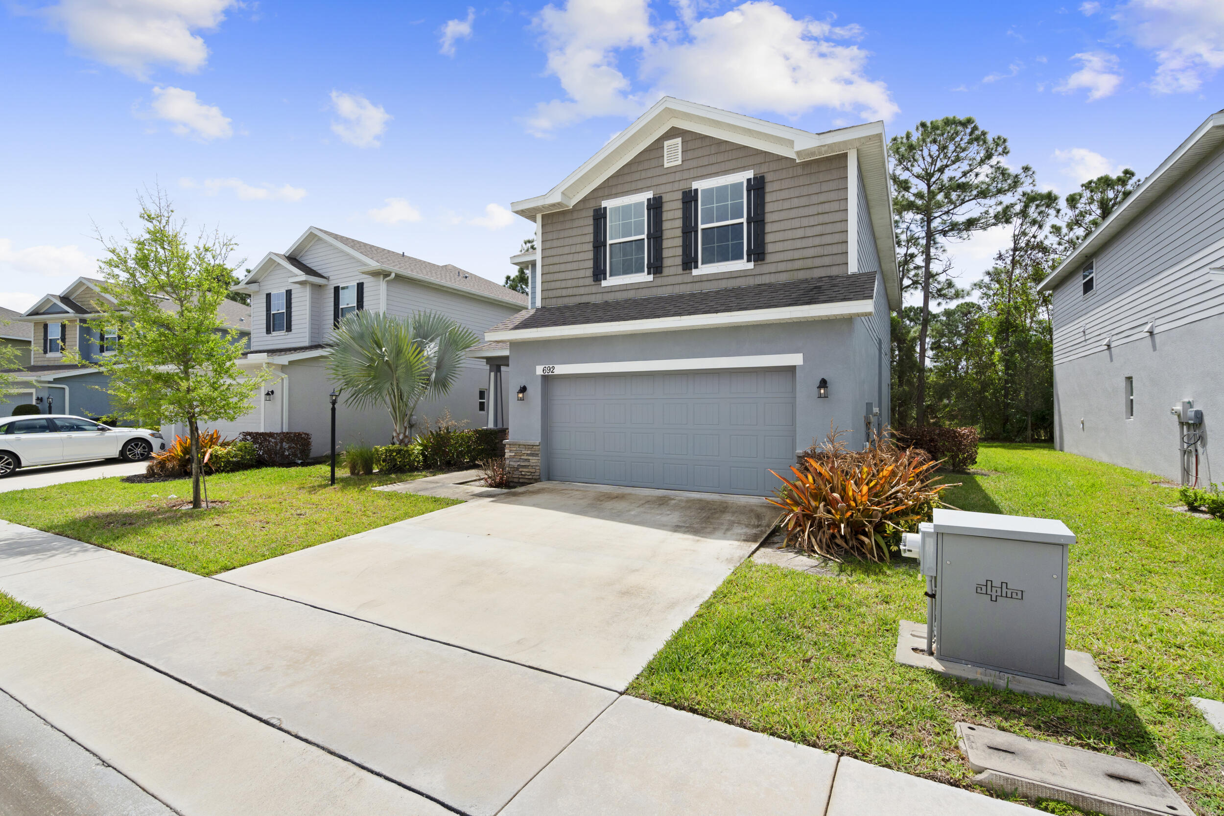692 NE Turtleback Trail