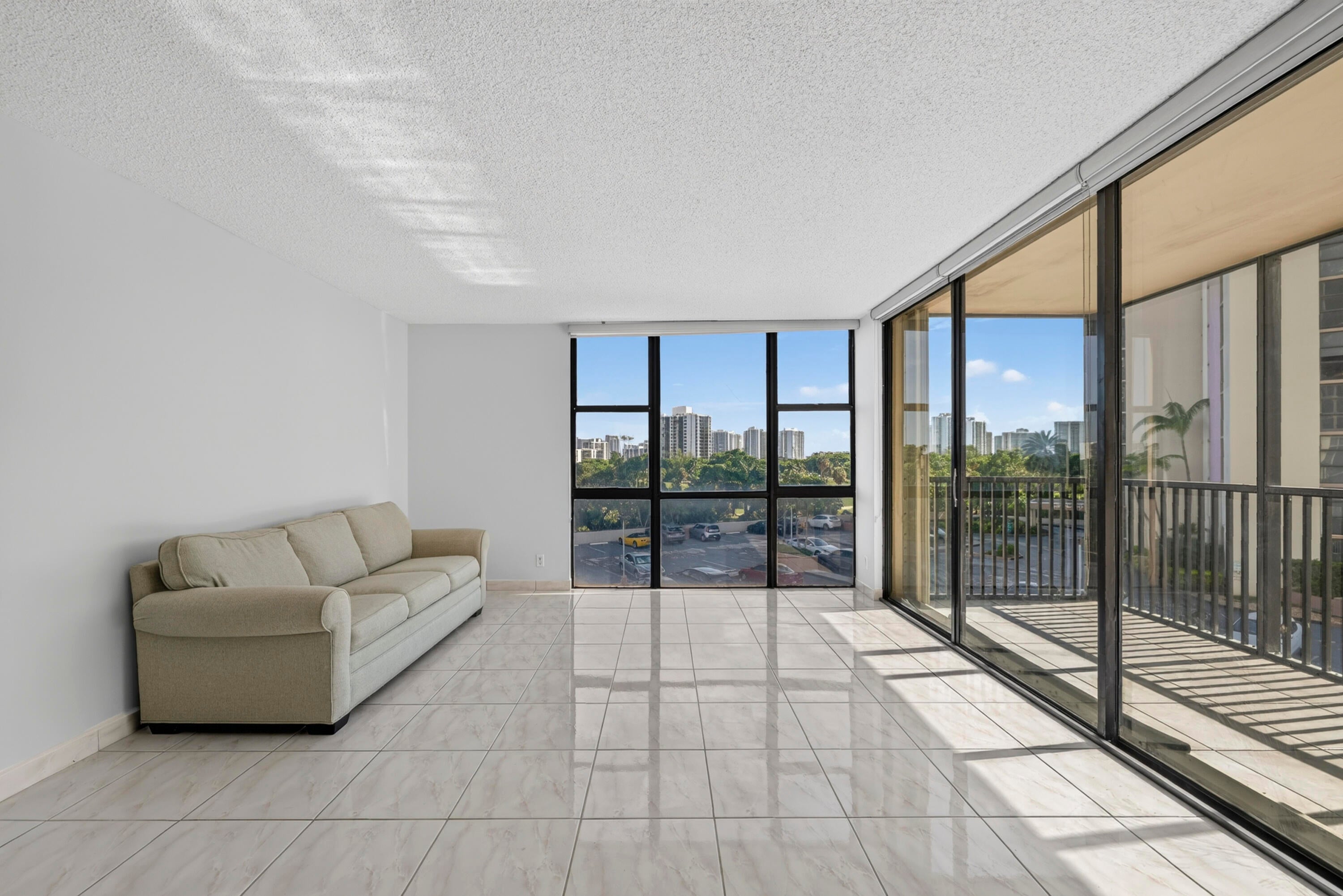 View photos, virtual tours, details... 20301 W COUNTRY CLUB Drive 523