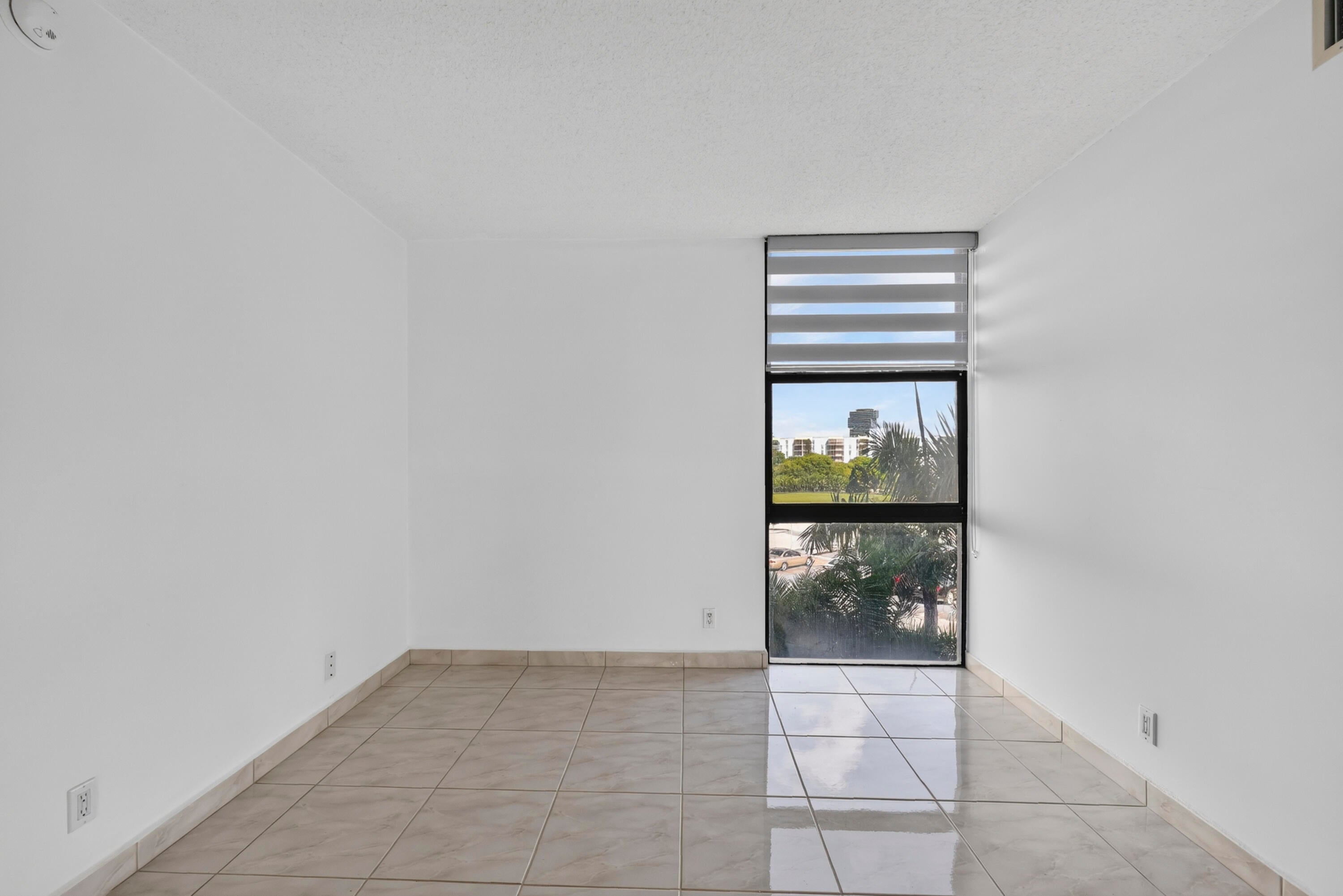 View photos, virtual tours, details... 20301 W COUNTRY CLUB Drive 523