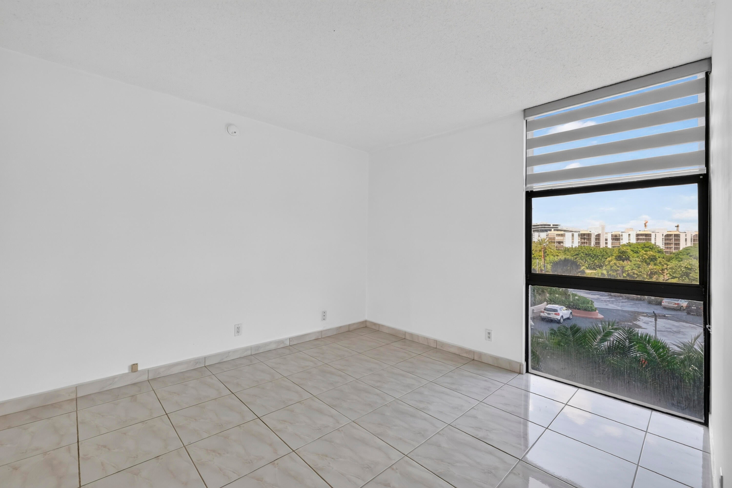 View photos, virtual tours, details... 20301 W COUNTRY CLUB Drive 523