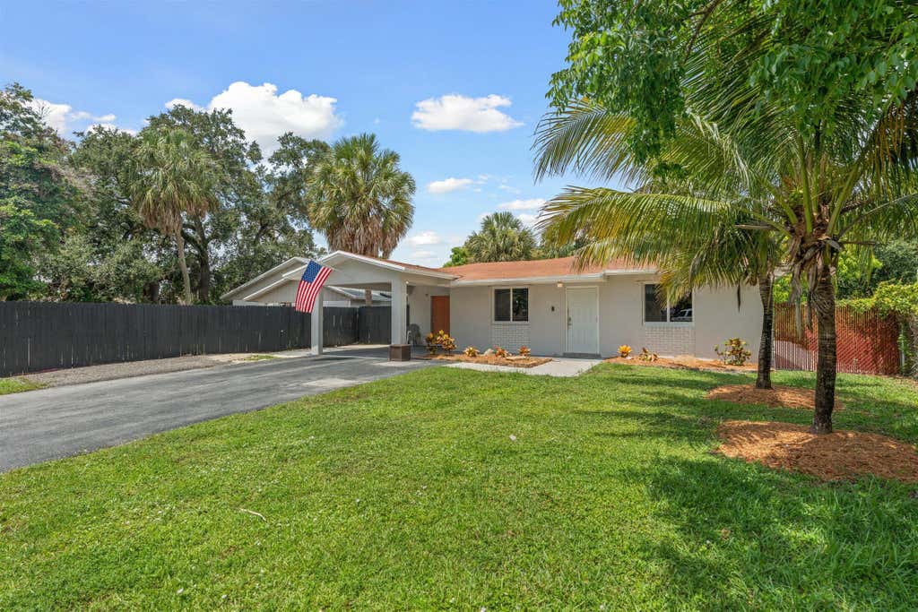 Photo of 1633 SW 30th Avenue, Fort Lauderdale, FL 33312 (MLS # B26058298)