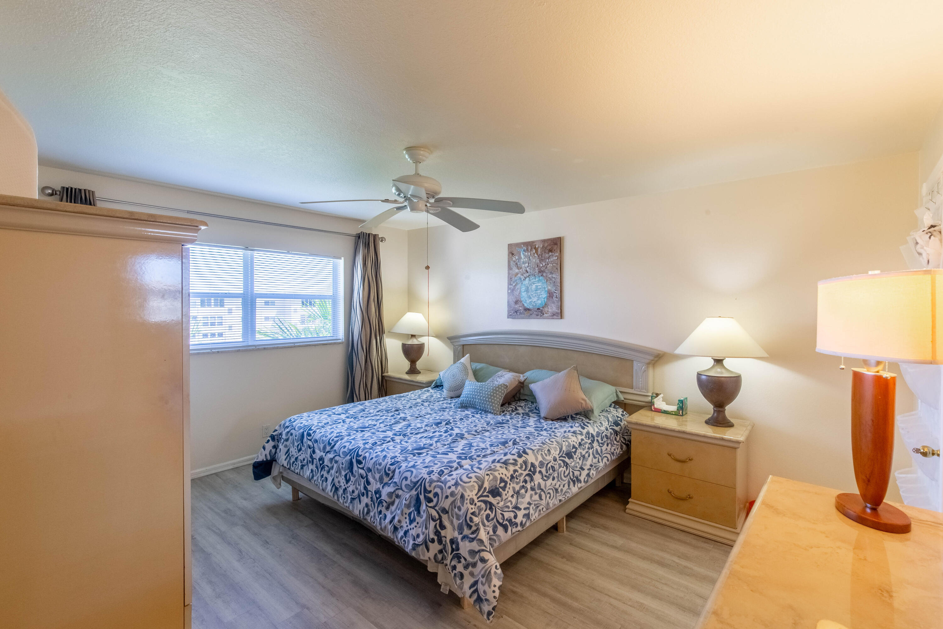 VILLAGE ROYALE ON THE GREEN CONDO - Residential