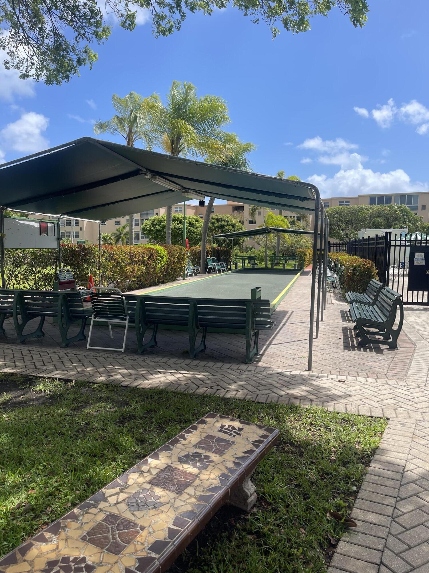 VILLAGE ROYALE ON THE GREEN CONDO - Residential