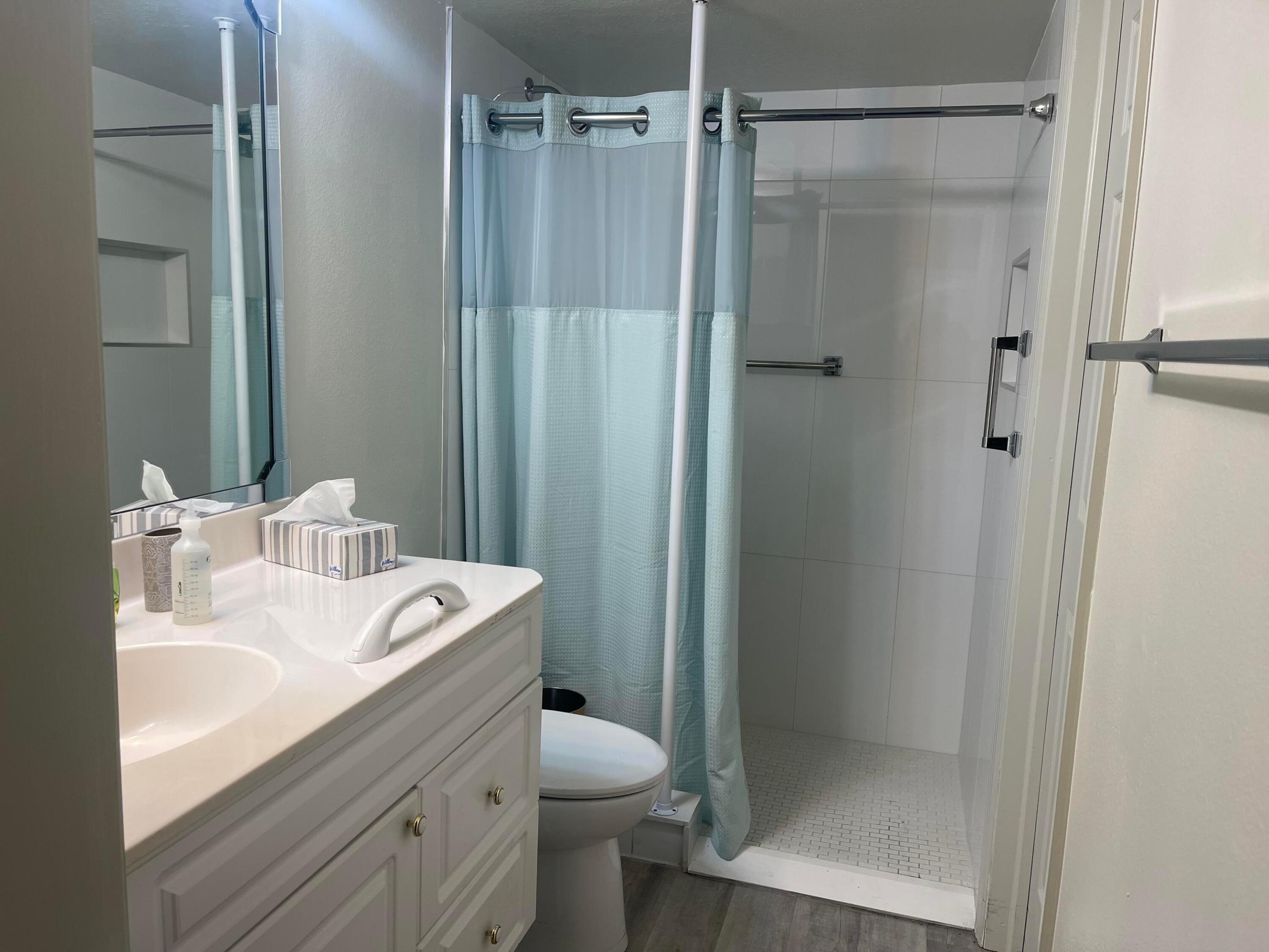 VILLAGE ROYALE ON THE GREEN CONDO - Residential