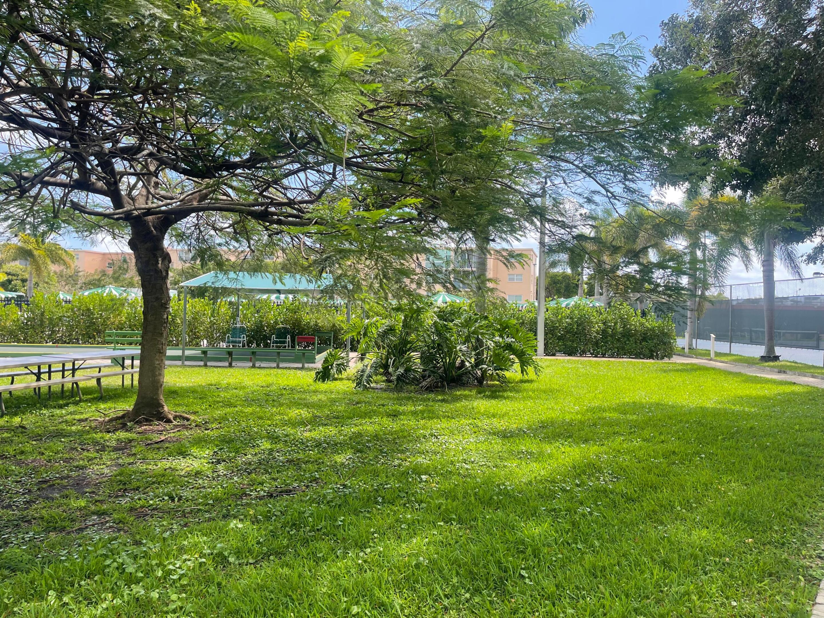 VILLAGE ROYALE ON THE GREEN CONDO - Residential