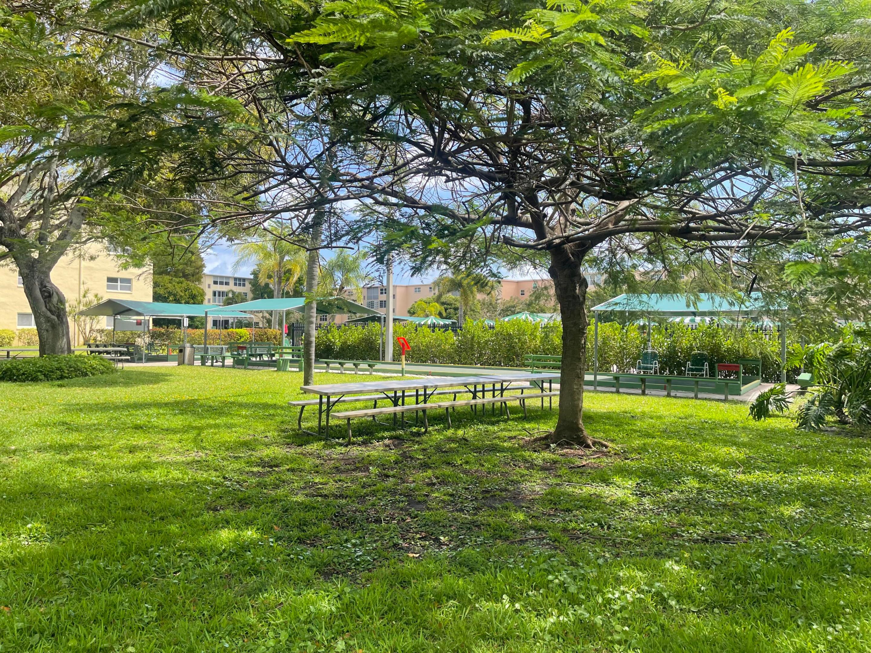 VILLAGE ROYALE ON THE GREEN CONDO - Residential