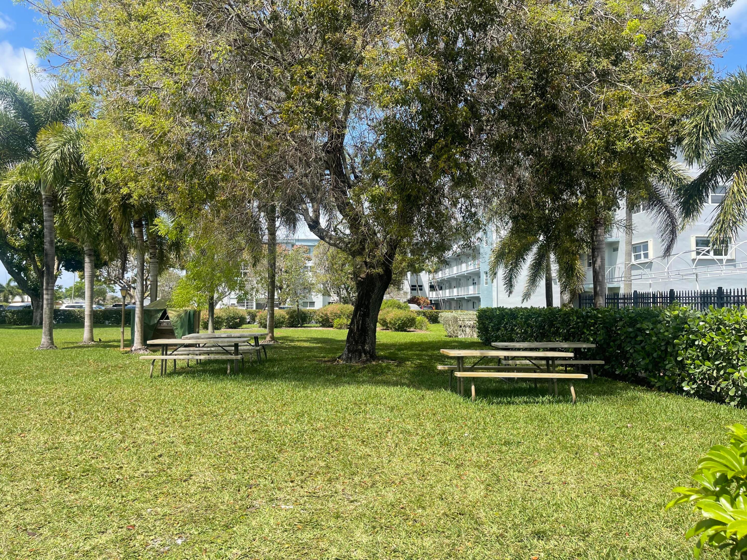 VILLAGE ROYALE ON THE GREEN CONDO - Residential