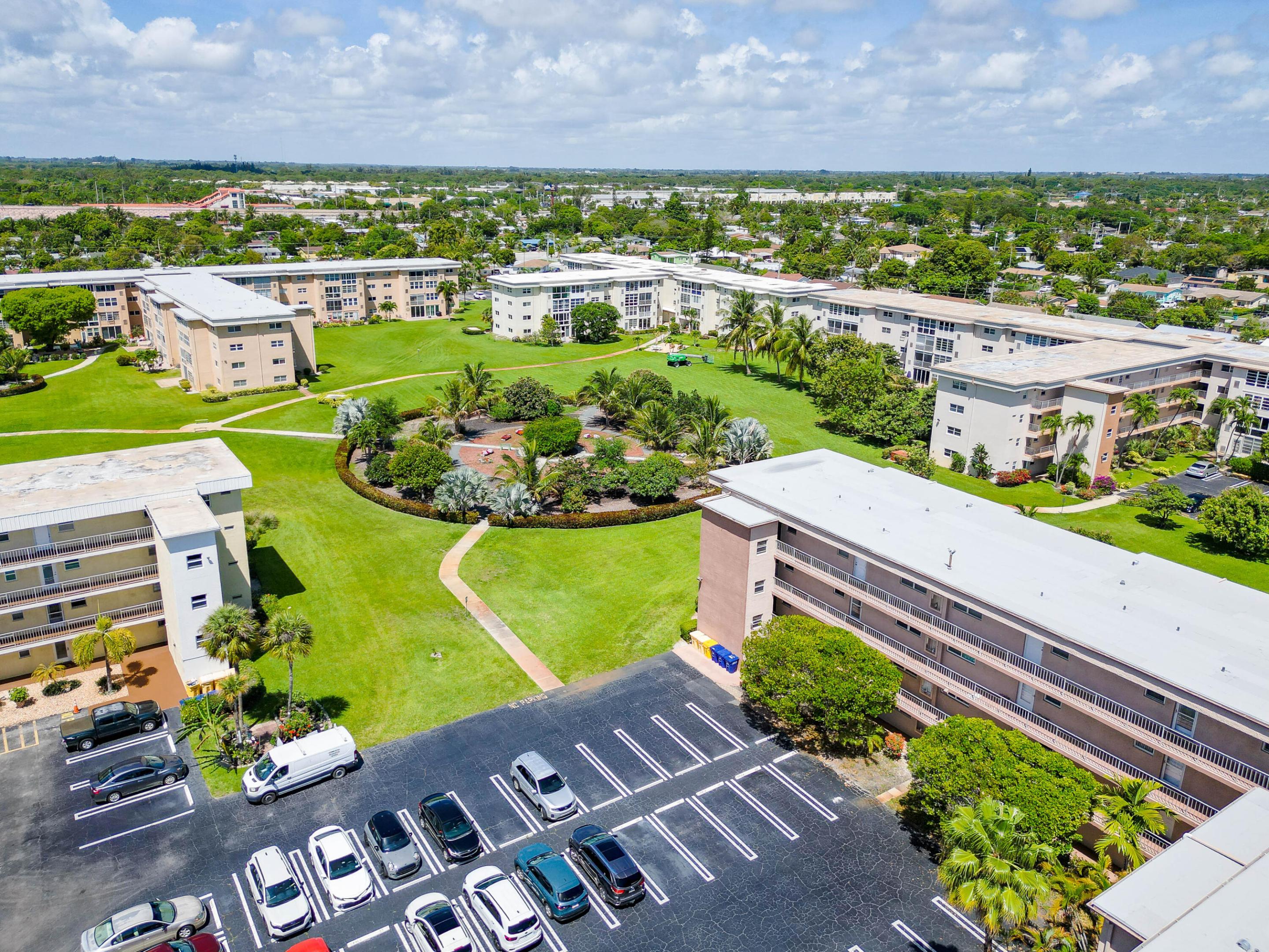 VILLAGE ROYALE ON THE GREEN CONDO - Residential