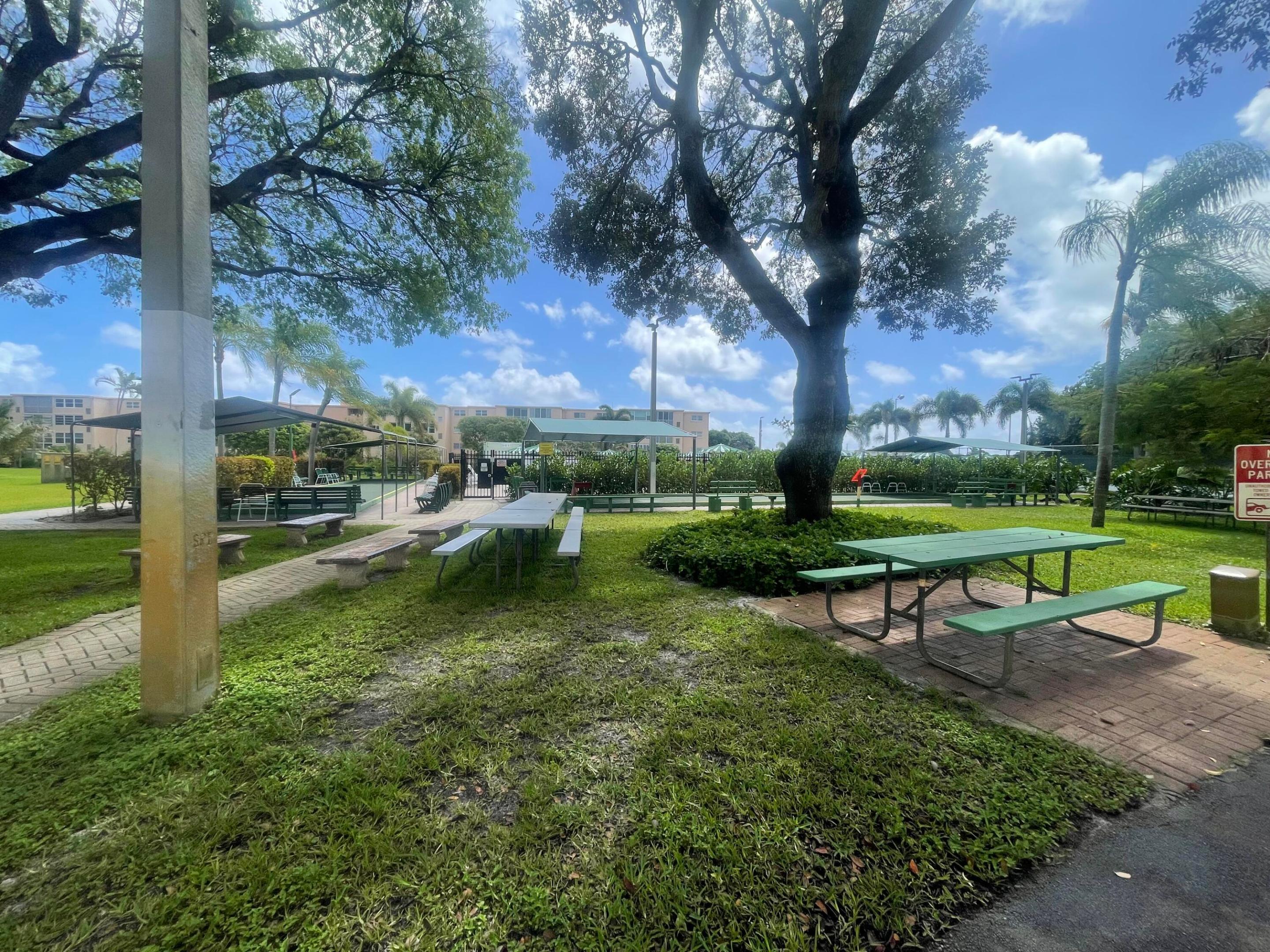 VILLAGE ROYALE ON THE GREEN CONDO - Residential