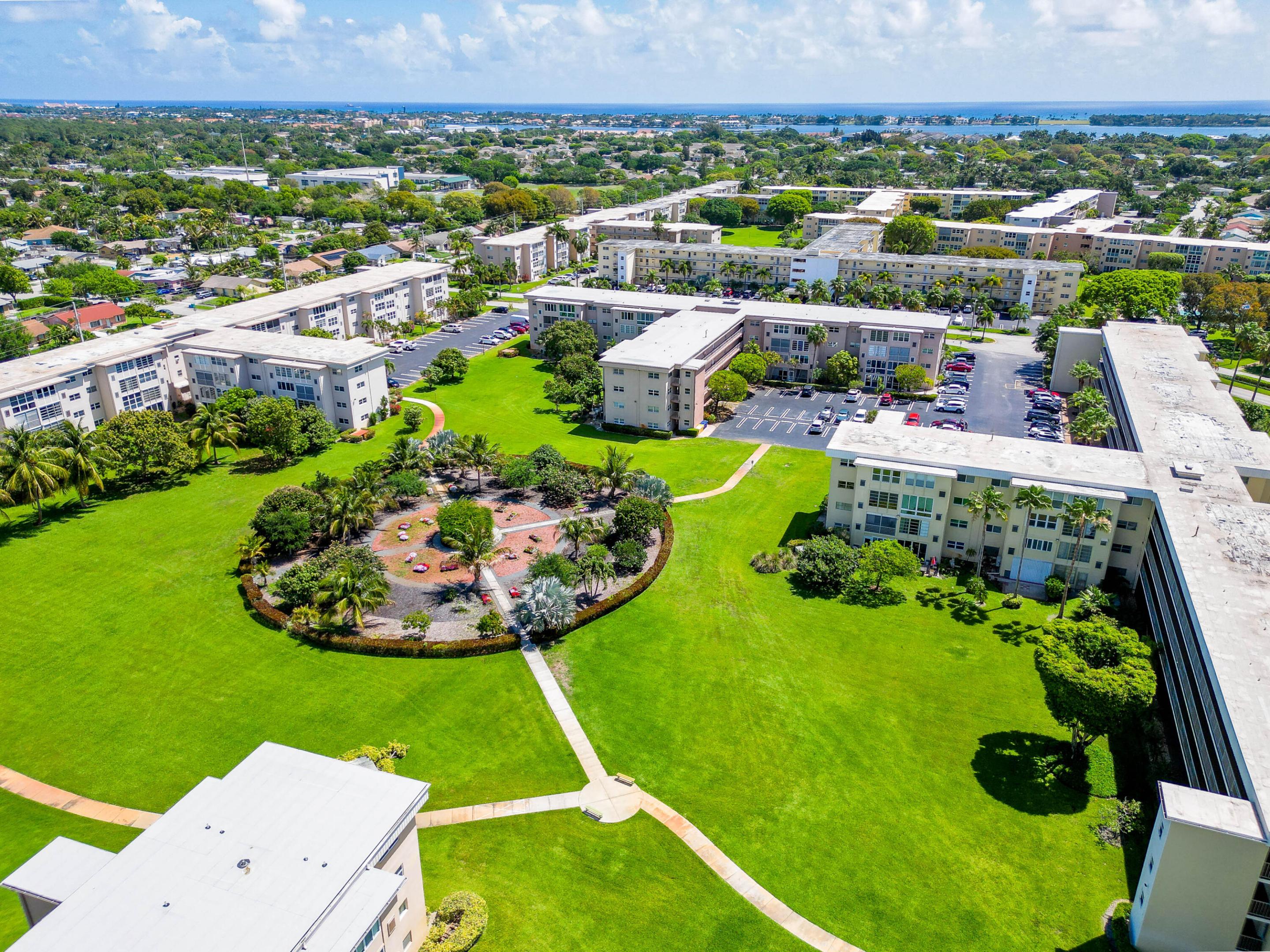 VILLAGE ROYALE ON THE GREEN CONDO - Residential