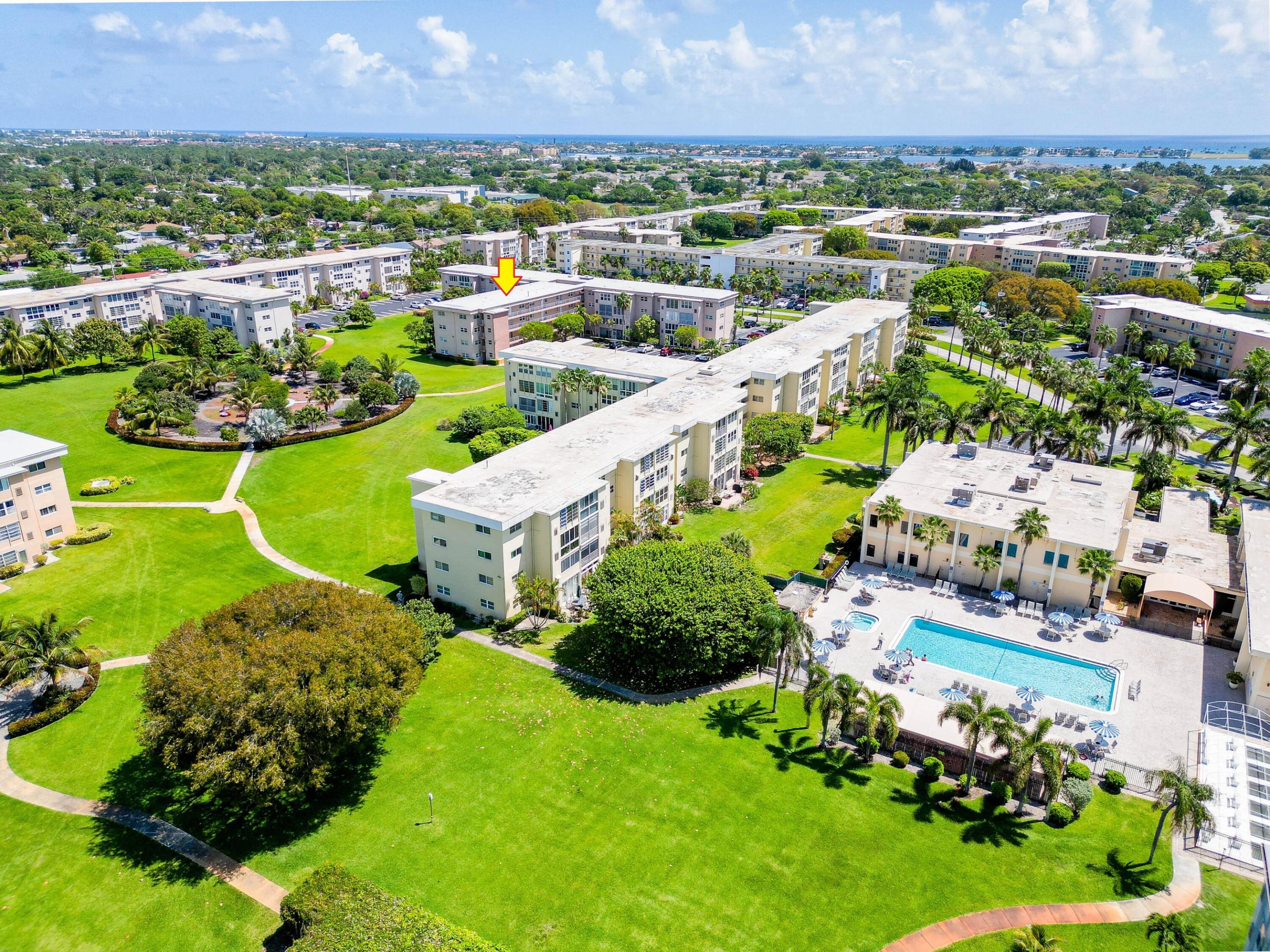 VILLAGE ROYALE ON THE GREEN CONDO - Residential