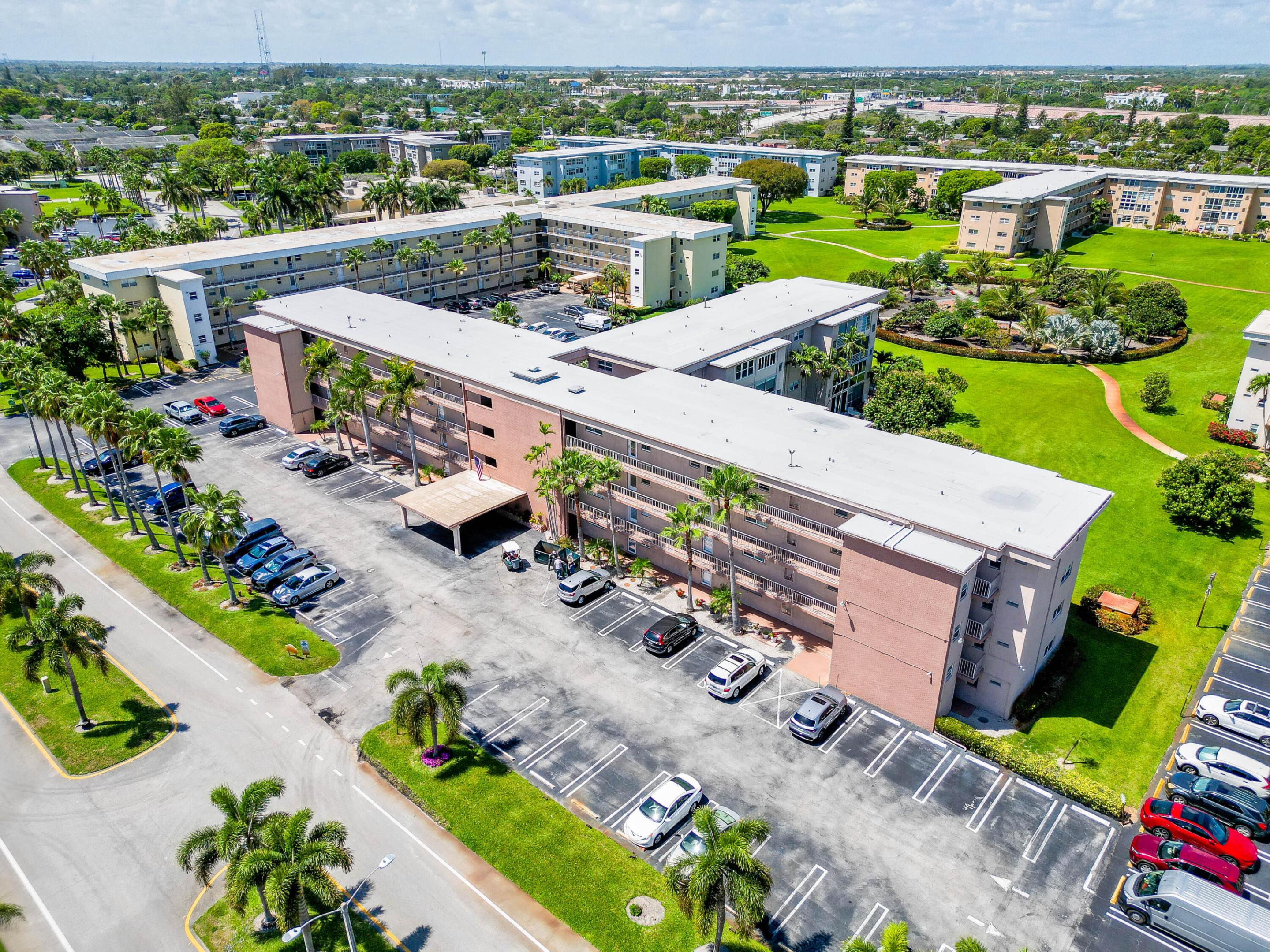 VILLAGE ROYALE ON THE GREEN CONDO - Residential