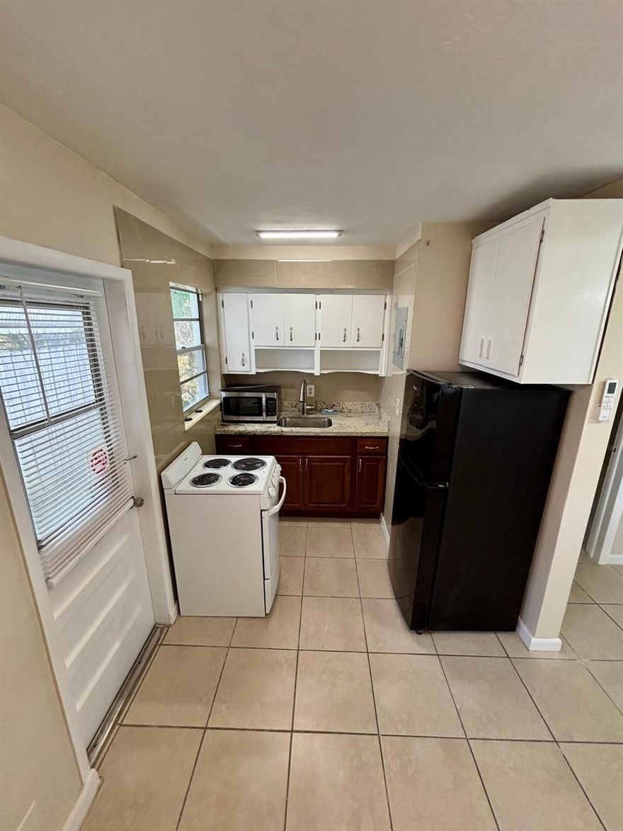 Newly renovated and spacious 1/1 is ready for a new tenant. Has a lot of natural light and pool on site. Close to Miramar parkway and 441. Water included. Tile floor, ceiling fan, AC, granite countertop, Washer and dryer, 1 parking spot.
No association approval process