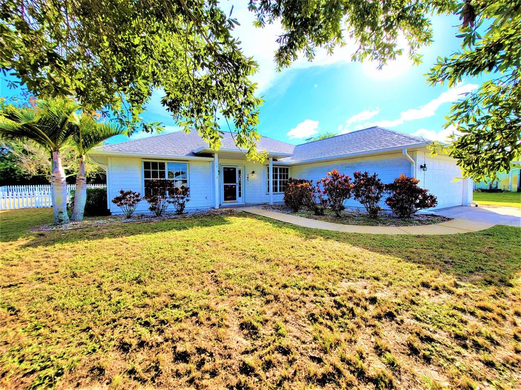 Photo of 147 S 19th Circle SW, Vero Beach, FL 32962 (MLS # R11125181)