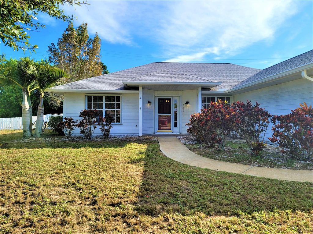 Photo of 147 S 19th Circle SW, Vero Beach, FL 32962 (MLS # R11125181)