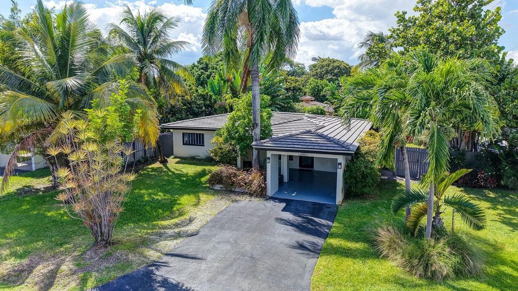 Photo of 3281 NE 15th Avenue, Oakland Park, FL 33334 (MLS # F10531482)