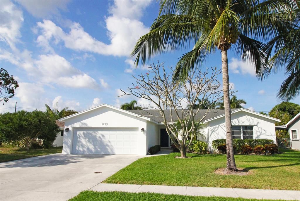 Photo of 1215 SW 26th Avenue, Boynton Beach, FL 33426 (MLS # R10869074)