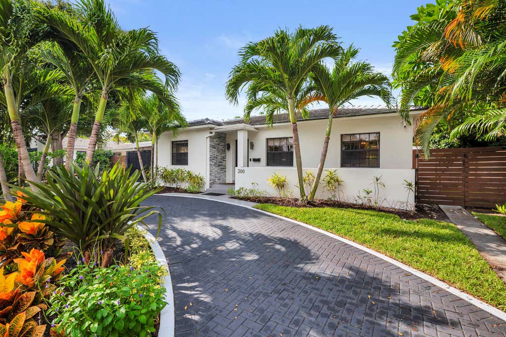 Photo of 300 35th Street, West Palm Beach, FL 33407 (MLS # B26066428)
